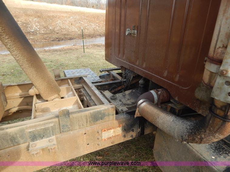 image for item H3877 1981 International 2275 dump truck