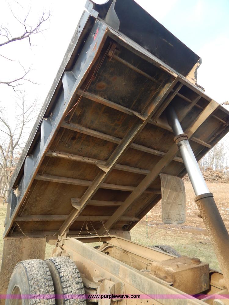 image for item H3877 1981 International 2275 dump truck