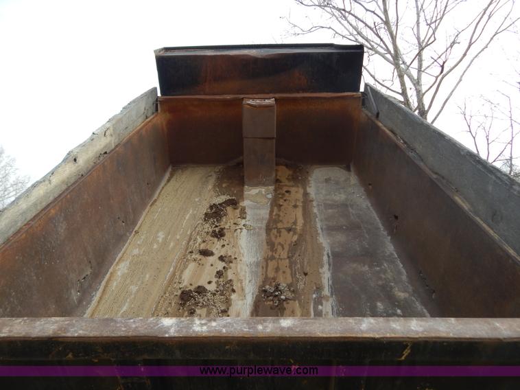 image for item H3877 1981 International 2275 dump truck