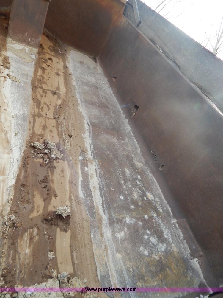 image for item H3877 1981 International 2275 dump truck