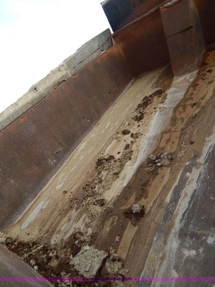 image for item H3877 1981 International 2275 dump truck