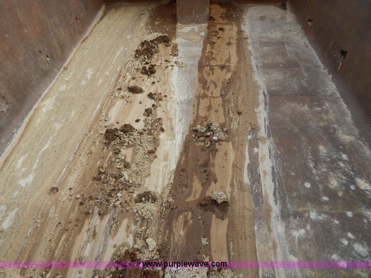 image for item H3877 1981 International 2275 dump truck