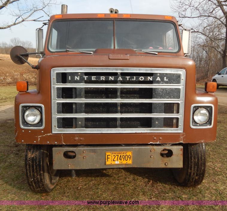 image for item H3877 1981 International 2275 dump truck