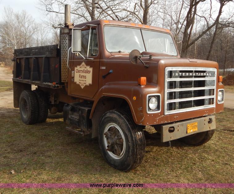 image for item H3877 1981 International 2275 dump truck
