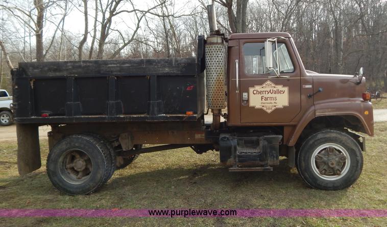 image for item H3877 1981 International 2275 dump truck