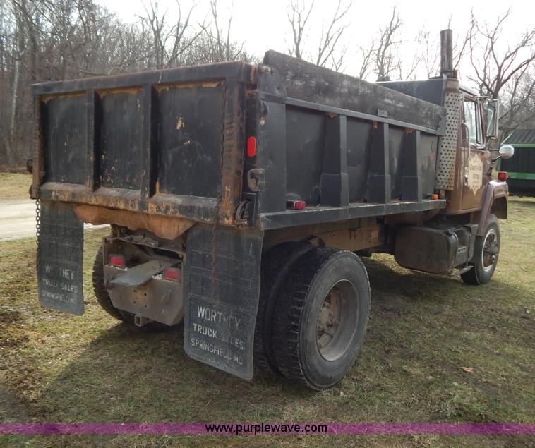 image for item H3877 1981 International 2275 dump truck