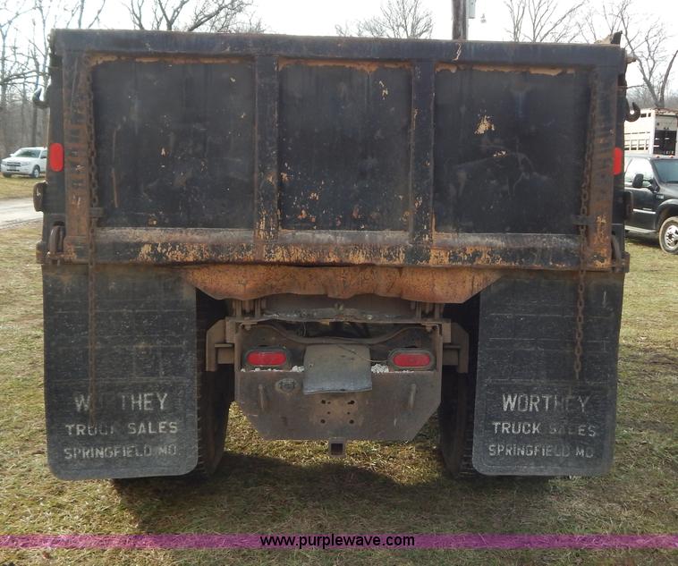 image for item H3877 1981 International 2275 dump truck