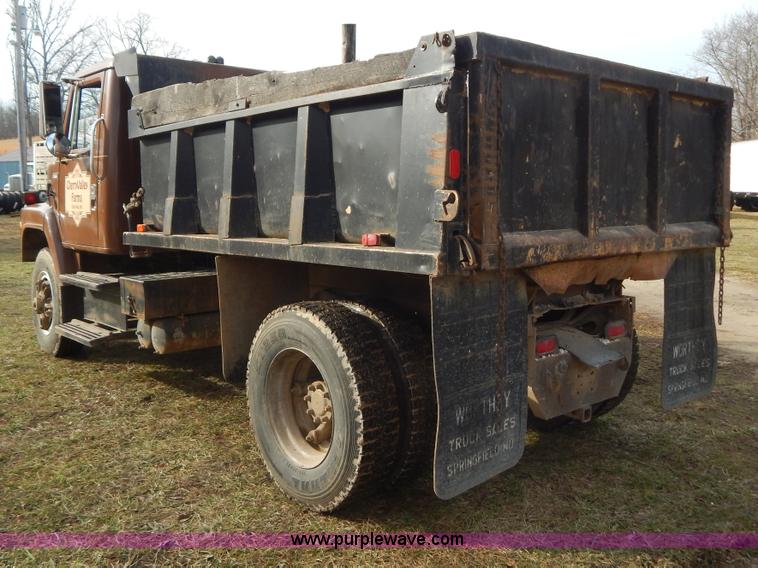 image for item H3877 1981 International 2275 dump truck