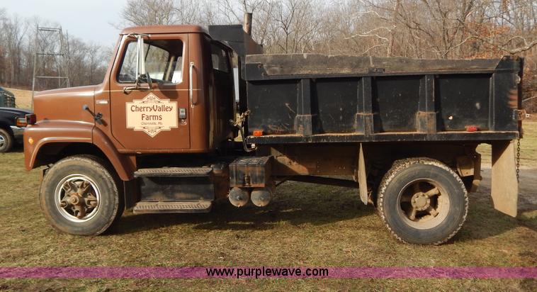 image for item H3877 1981 International 2275 dump truck