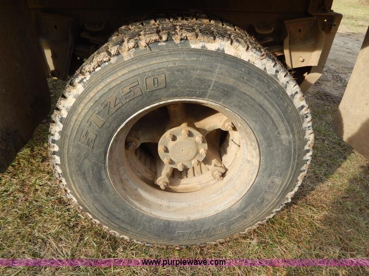 image for item H3877 1981 International 2275 dump truck