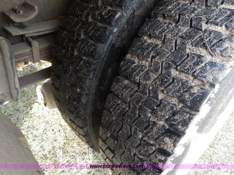 image for item H3877 1981 International 2275 dump truck