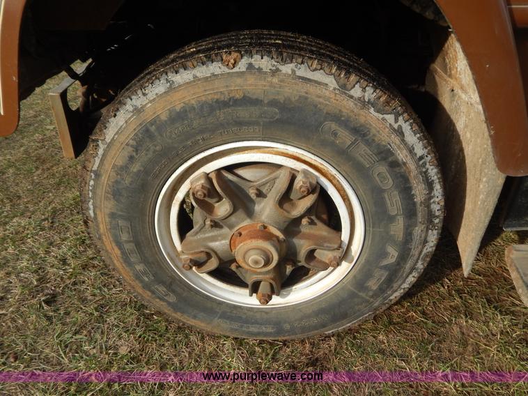 image for item H3877 1981 International 2275 dump truck