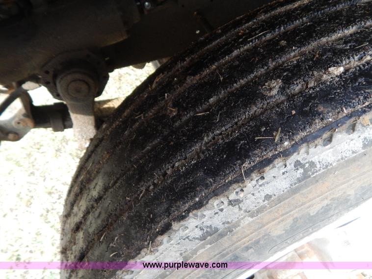 image for item H3877 1981 International 2275 dump truck