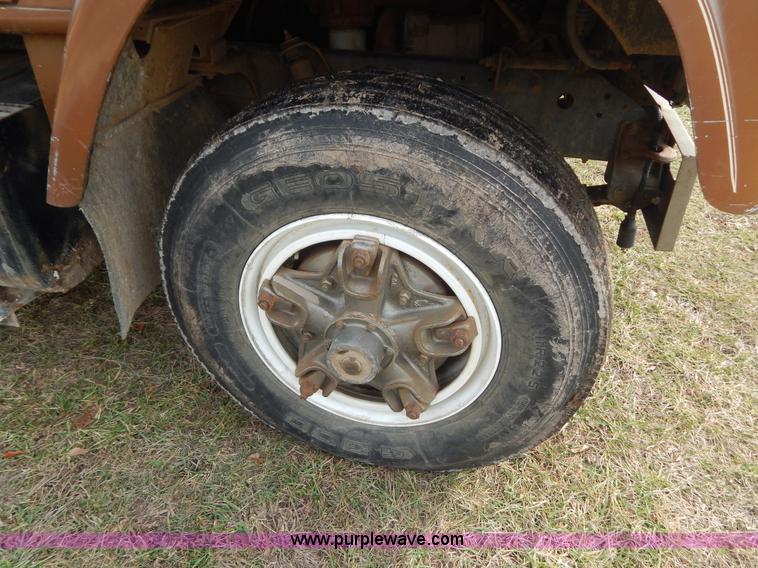 image for item H3877 1981 International 2275 dump truck