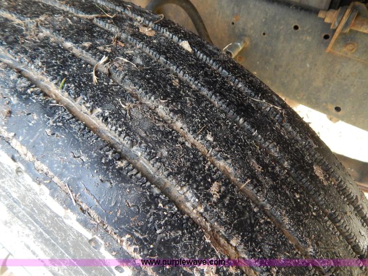 image for item H3877 1981 International 2275 dump truck