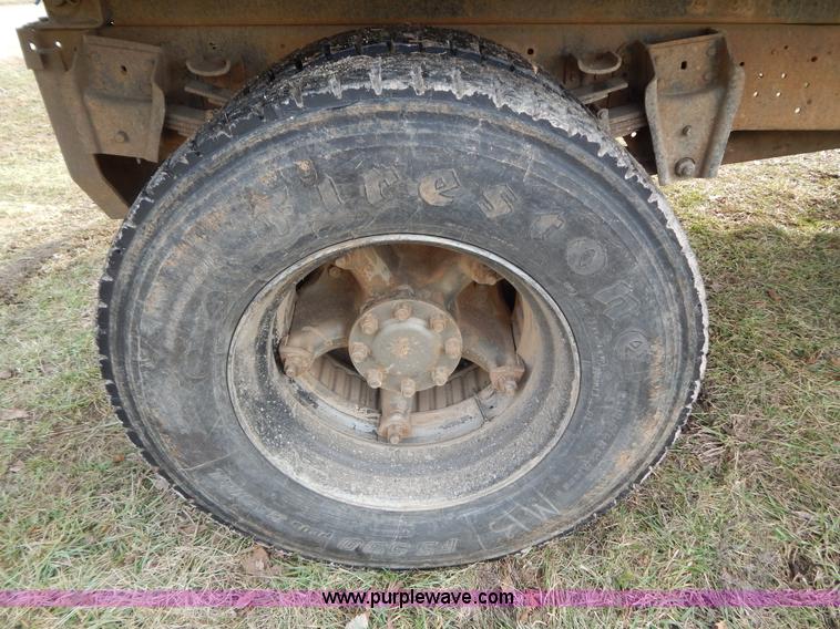 image for item H3877 1981 International 2275 dump truck