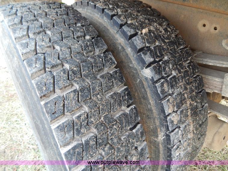 image for item H3877 1981 International 2275 dump truck