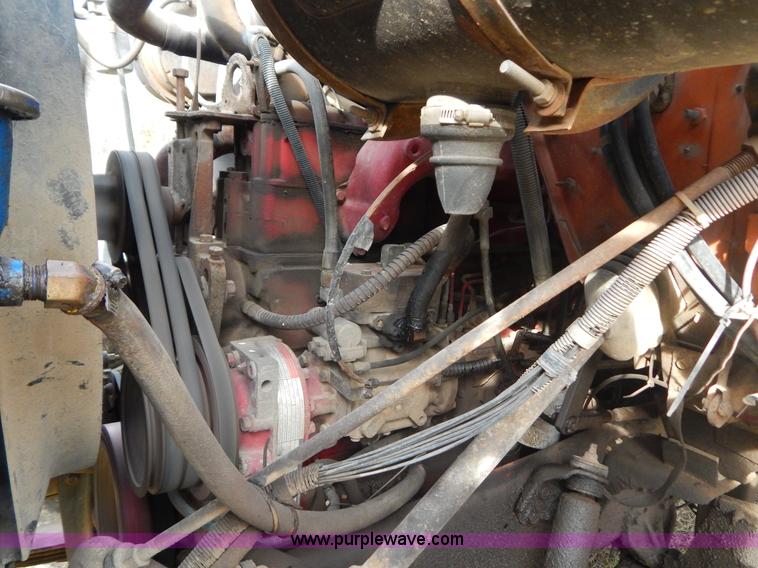 image for item H3877 1981 International 2275 dump truck