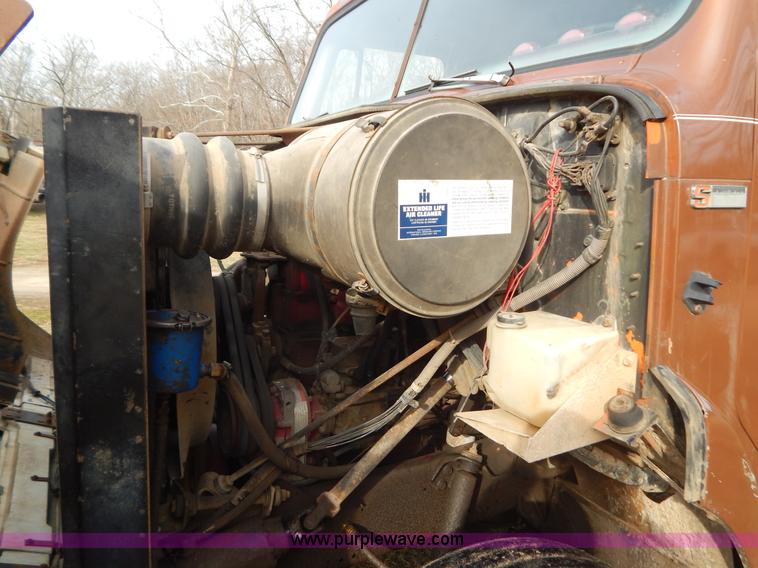 image for item H3877 1981 International 2275 dump truck