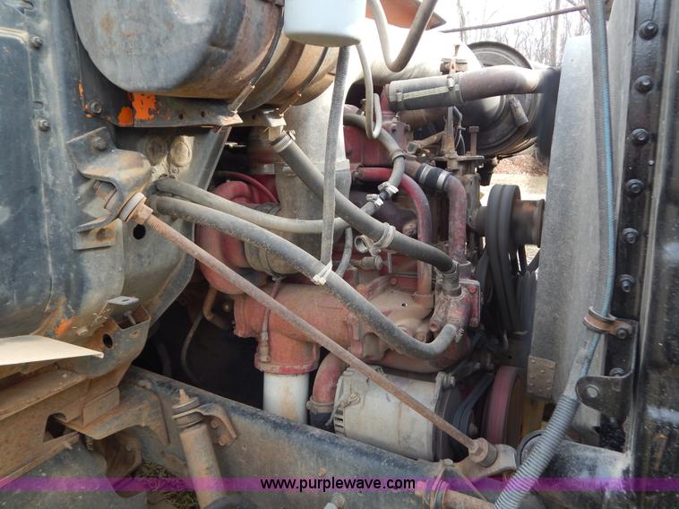 image for item H3877 1981 International 2275 dump truck