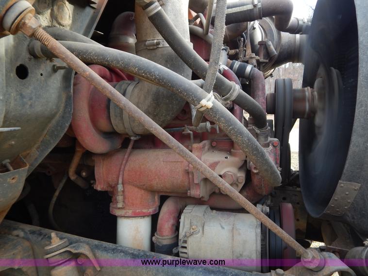 image for item H3877 1981 International 2275 dump truck