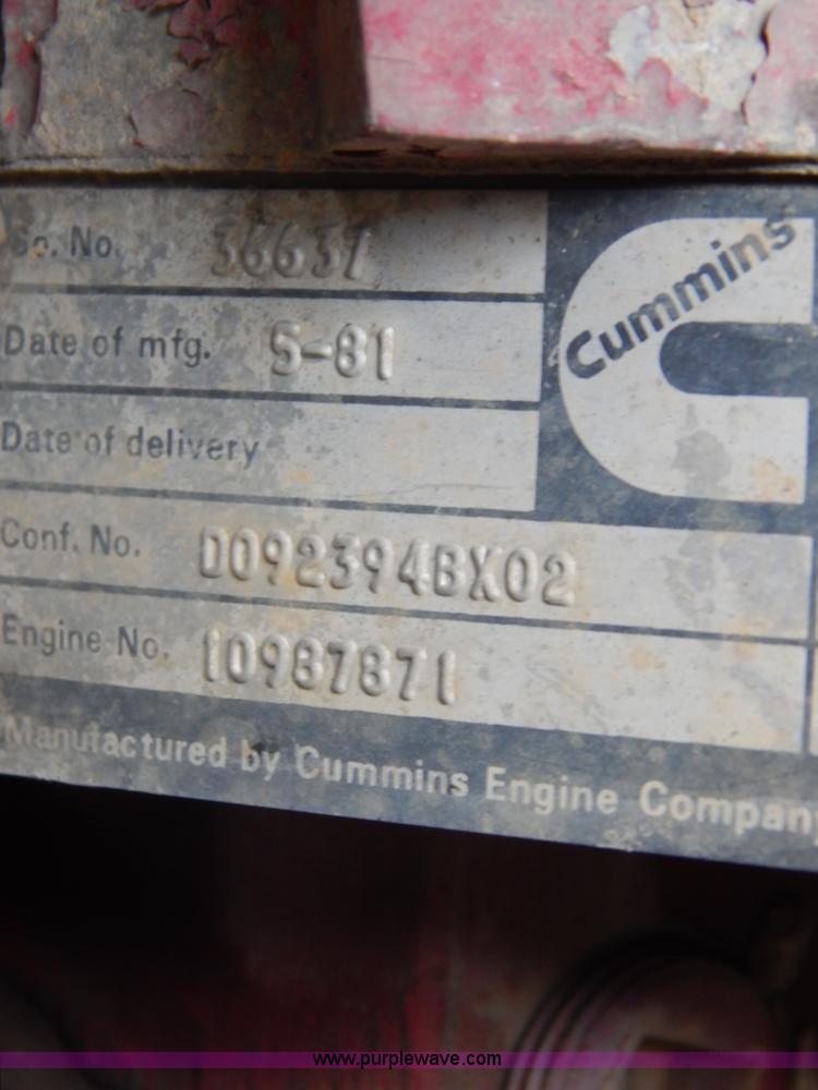 image for item H3877 1981 International 2275 dump truck