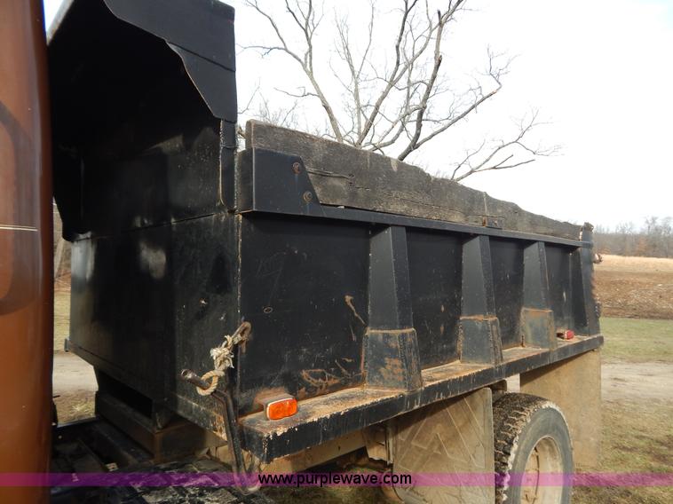 image for item H3877 1981 International 2275 dump truck