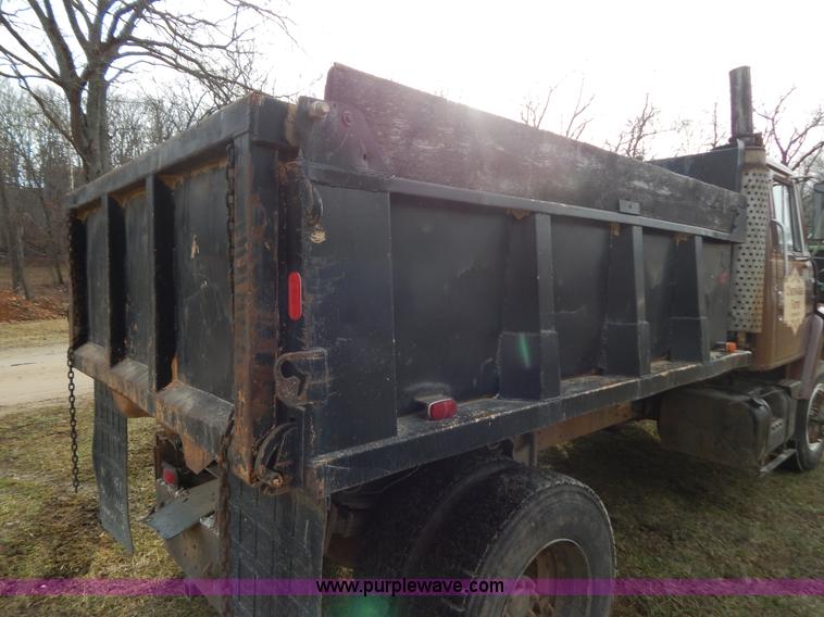 image for item H3877 1981 International 2275 dump truck