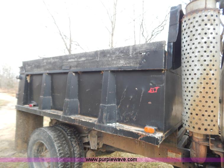 image for item H3877 1981 International 2275 dump truck