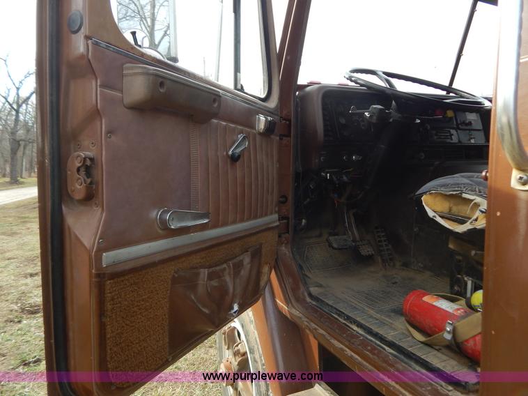 image for item H3877 1981 International 2275 dump truck