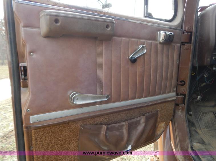 image for item H3877 1981 International 2275 dump truck