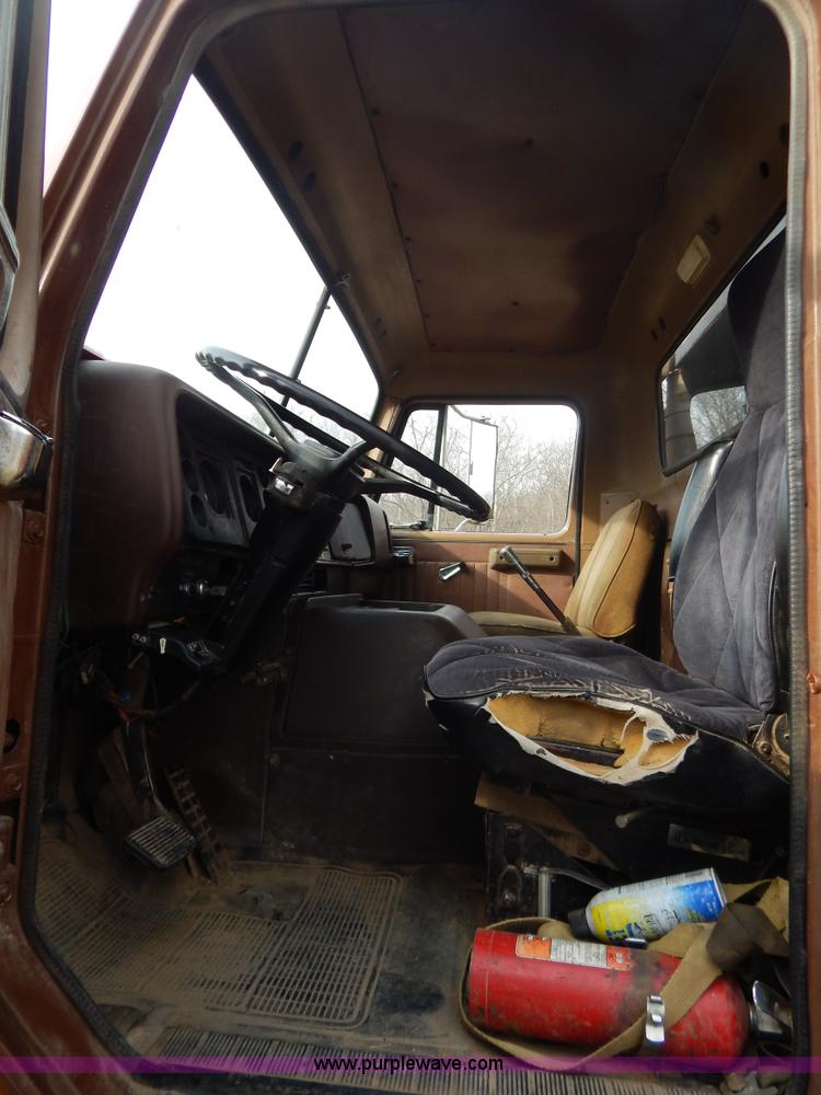 image for item H3877 1981 International 2275 dump truck