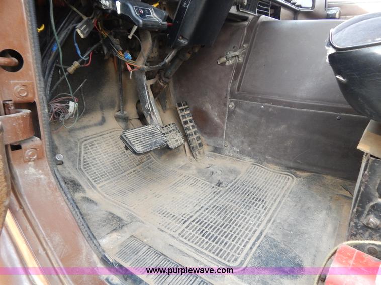 image for item H3877 1981 International 2275 dump truck