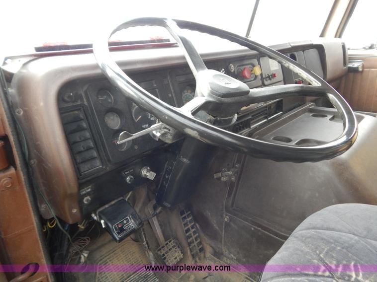 image for item H3877 1981 International 2275 dump truck