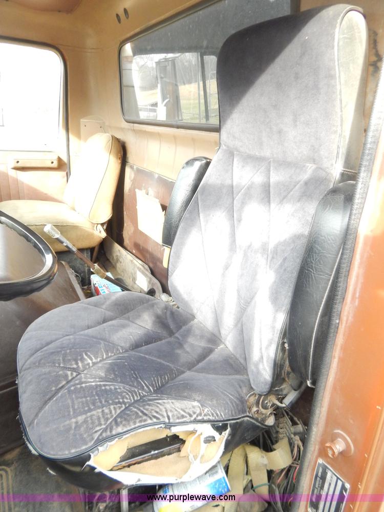 image for item H3877 1981 International 2275 dump truck