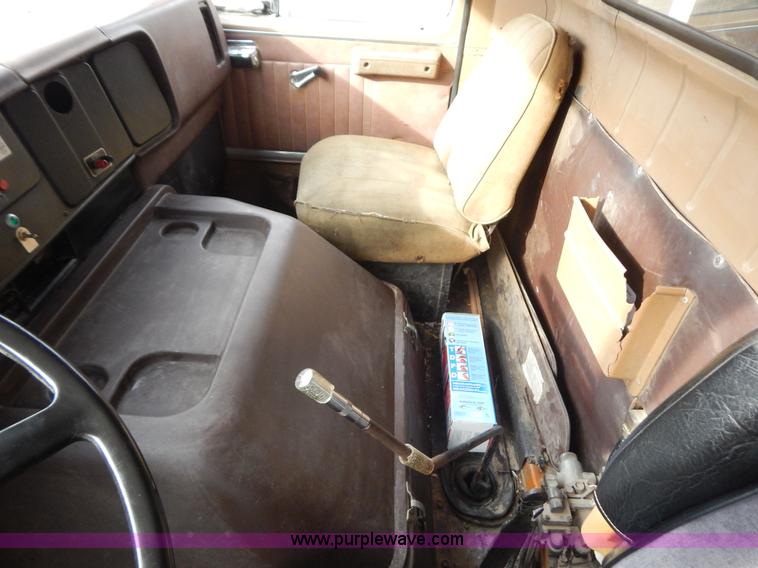 image for item H3877 1981 International 2275 dump truck