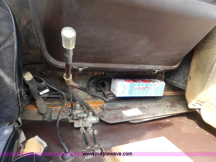 image for item H3877 1981 International 2275 dump truck