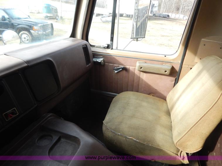 image for item H3877 1981 International 2275 dump truck