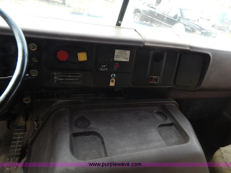 image for item H3877 1981 International 2275 dump truck