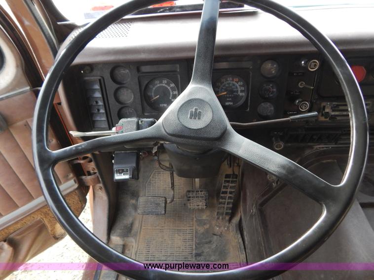 image for item H3877 1981 International 2275 dump truck