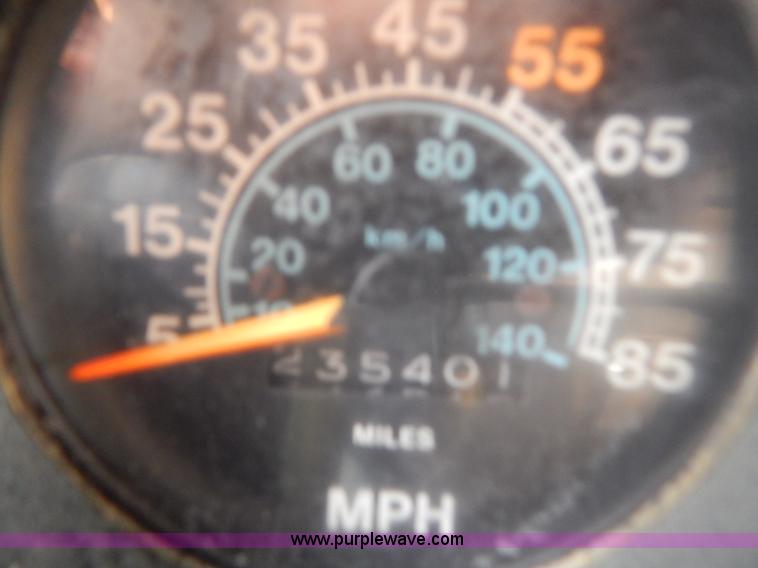 image for item H3877 1981 International 2275 dump truck