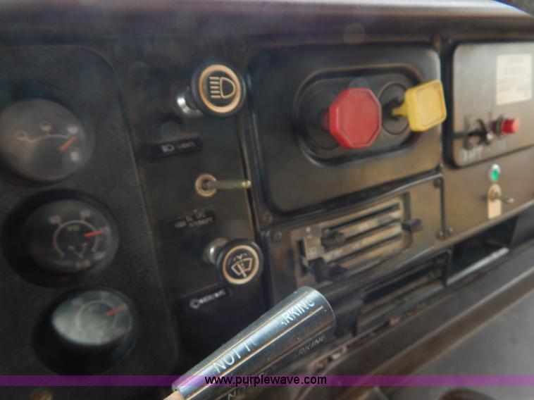 image for item H3877 1981 International 2275 dump truck