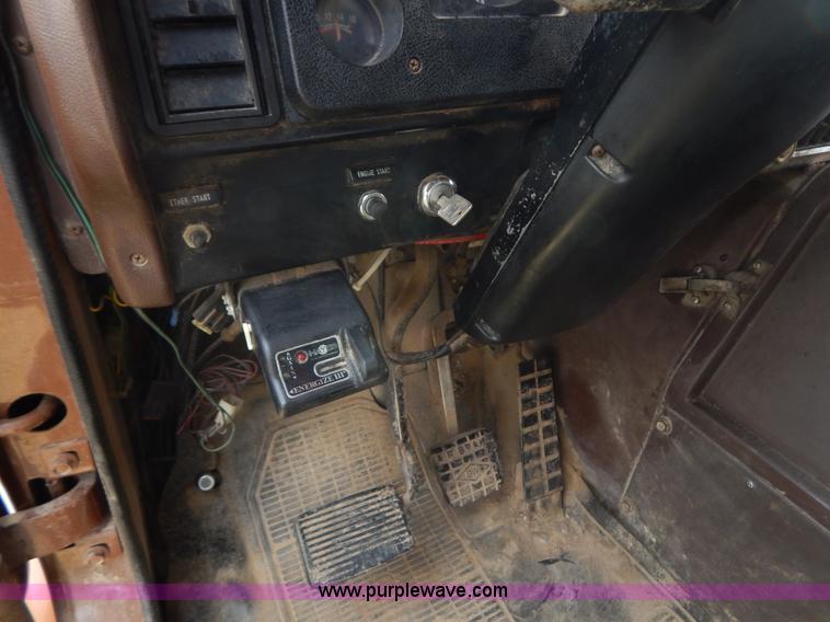 image for item H3877 1981 International 2275 dump truck