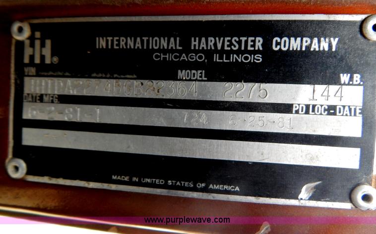 image for item H3877 1981 International 2275 dump truck