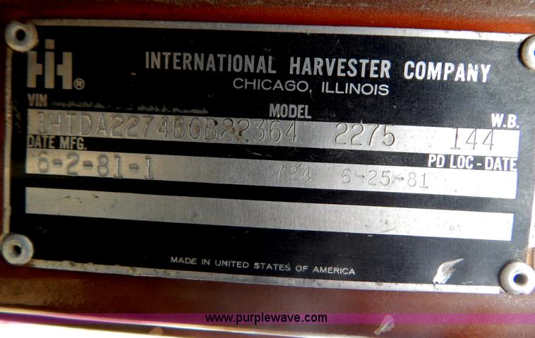 image for item H3877 1981 International 2275 dump truck