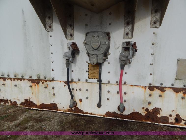 image for item H3881 1975 American 48' cattle pot trailer