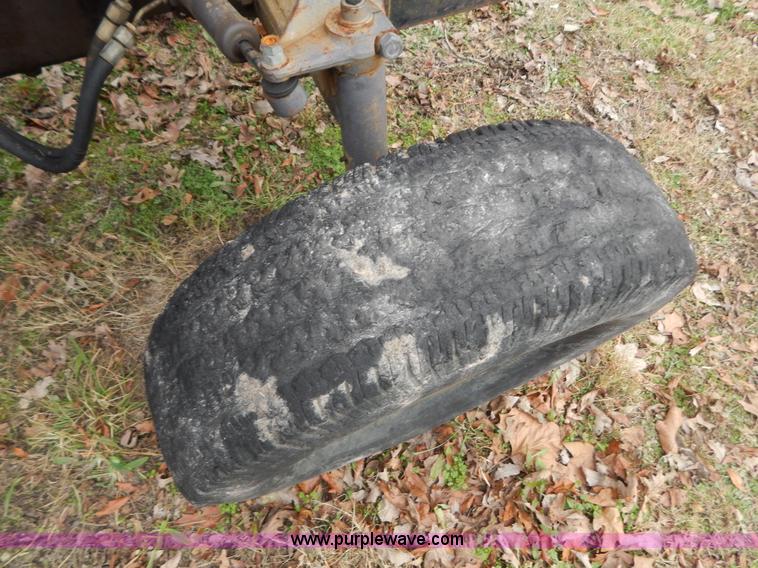 image for item H3889 Massey-Ferguson 231 tractor