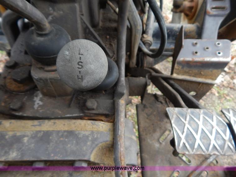 image for item H3889 Massey-Ferguson 231 tractor