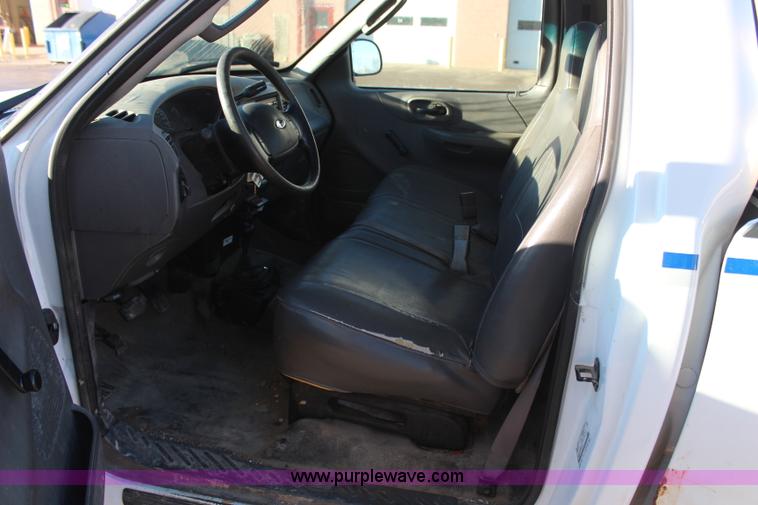 image for item H7780 2003 Ford F150 XL pickup truck