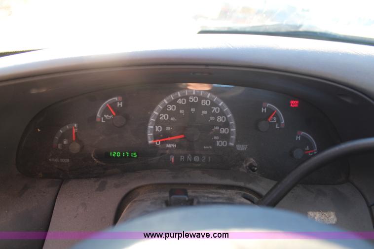 image for item H7780 2003 Ford F150 XL pickup truck